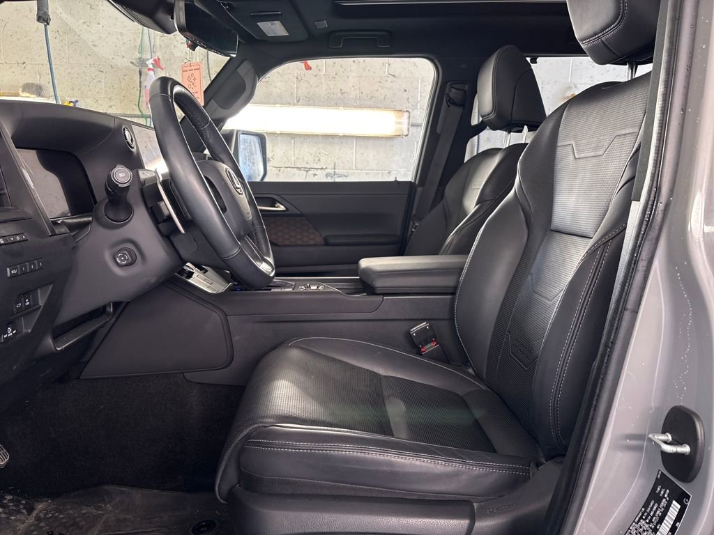 Used 2024 Lexus GX 550 w/ Accessory Package (Z1) image 12