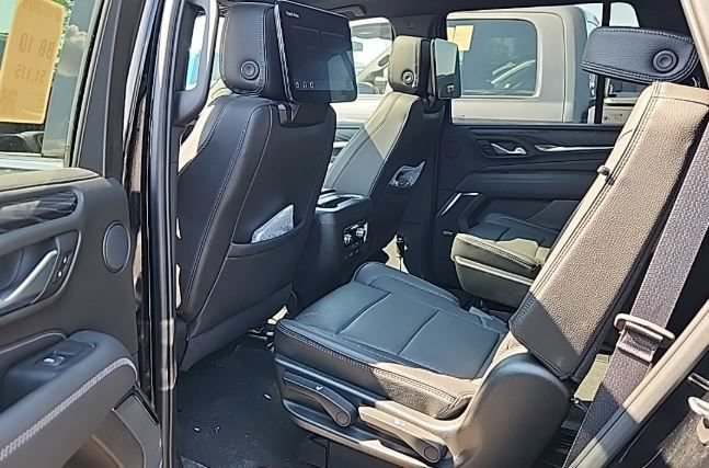 Used 2023 GMC Yukon Denali w/ Denali Reserve Package AWD/4WD image 9