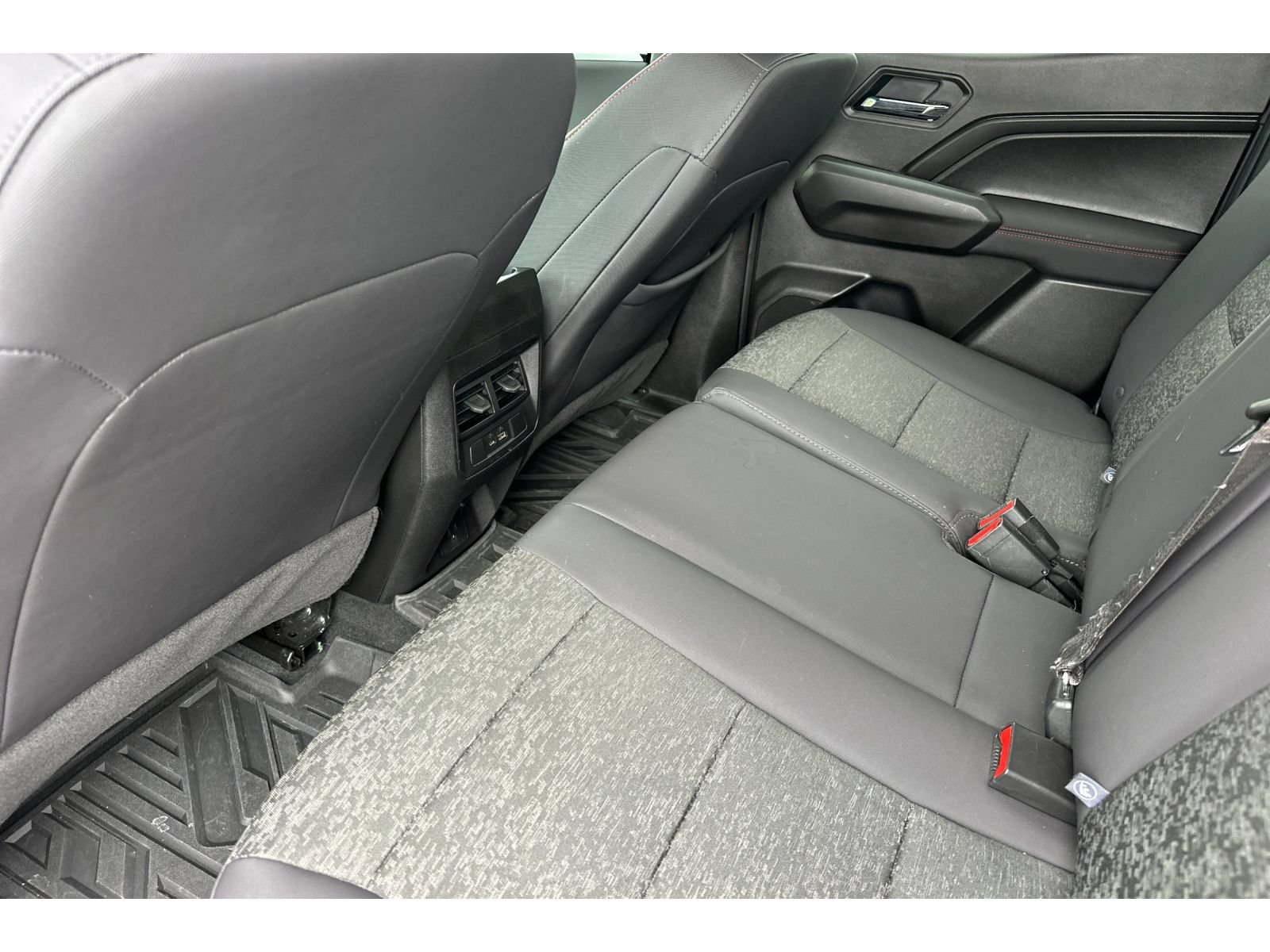 Used 2025 Chevrolet Colorado Z71 AWD/4WD image 13