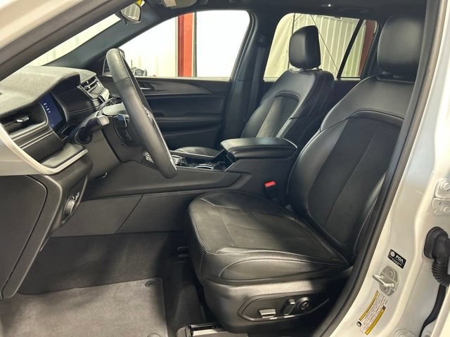 Used 2023 Jeep Grand Cherokee Altitude AWD/4WD image 13
