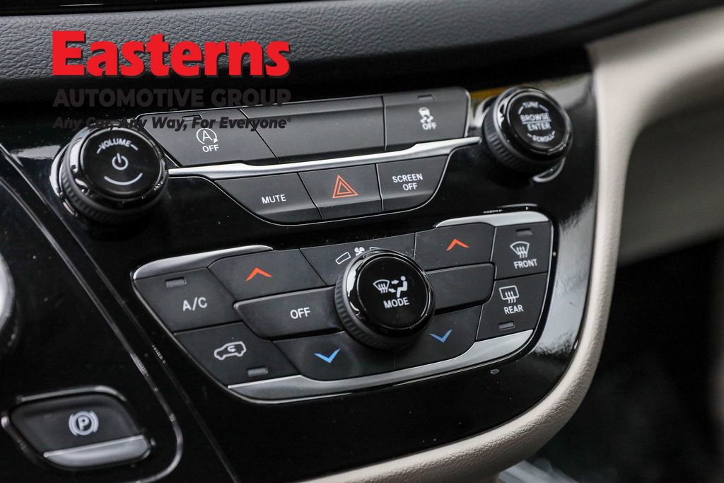 Used 2024 Chrysler Voyager LX image 20