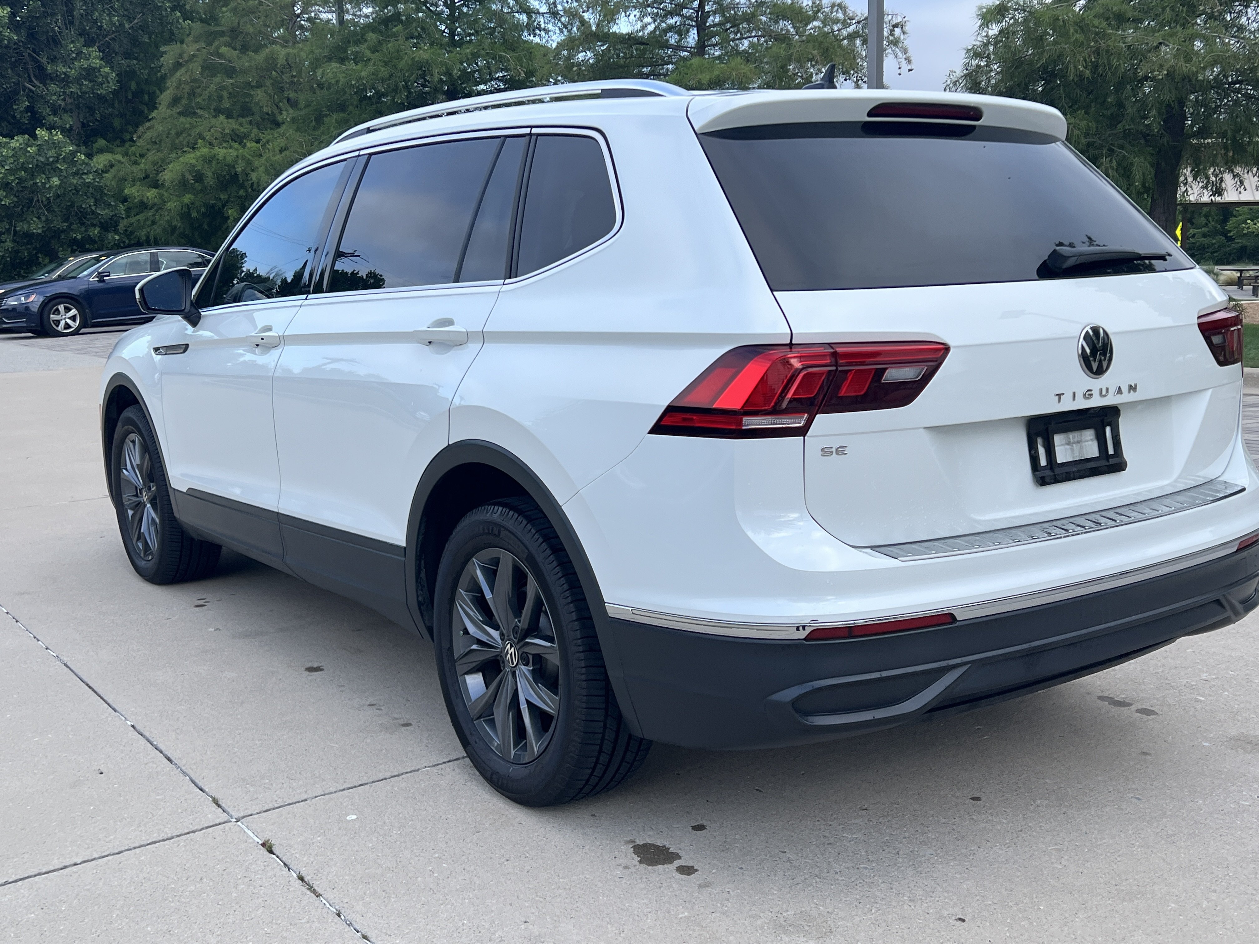 Certified 2023 Volkswagen Tiguan SE w/ Panoramic Sunroof Package FWD image 8