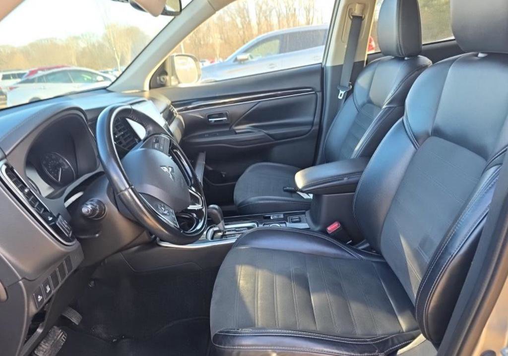 Used 2020 Mitsubishi Outlander ES image 2