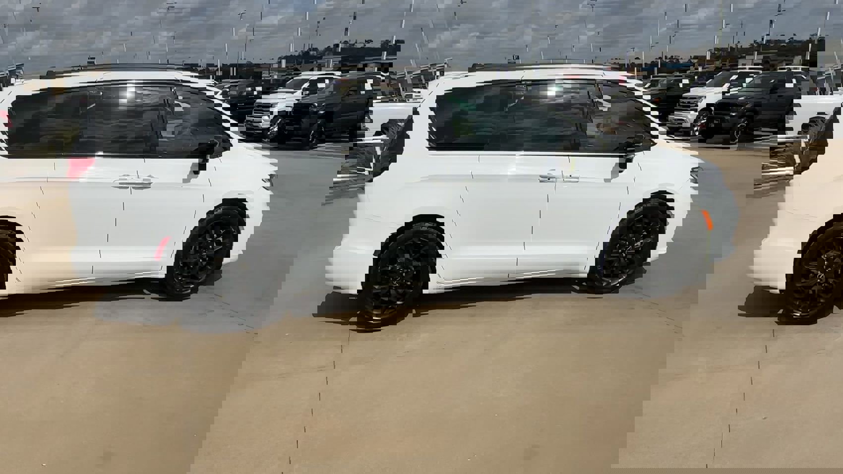 Used 2025 Chrysler Pacifica Limited image 9