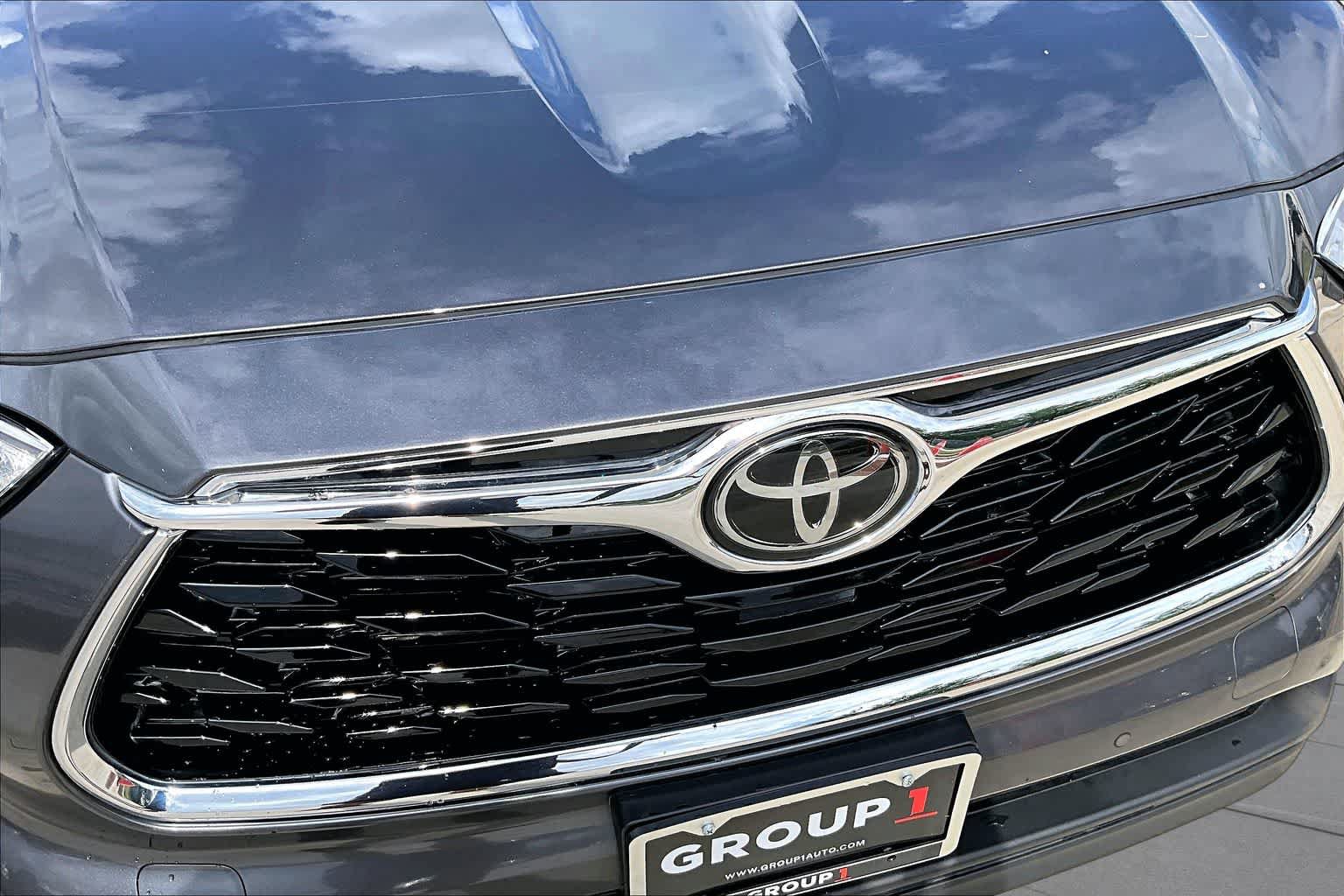 Used 2024 Toyota Highlander Limited FWD image 28