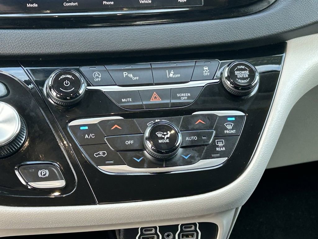 Used 2023 Chrysler Pacifica Touring-L image 17