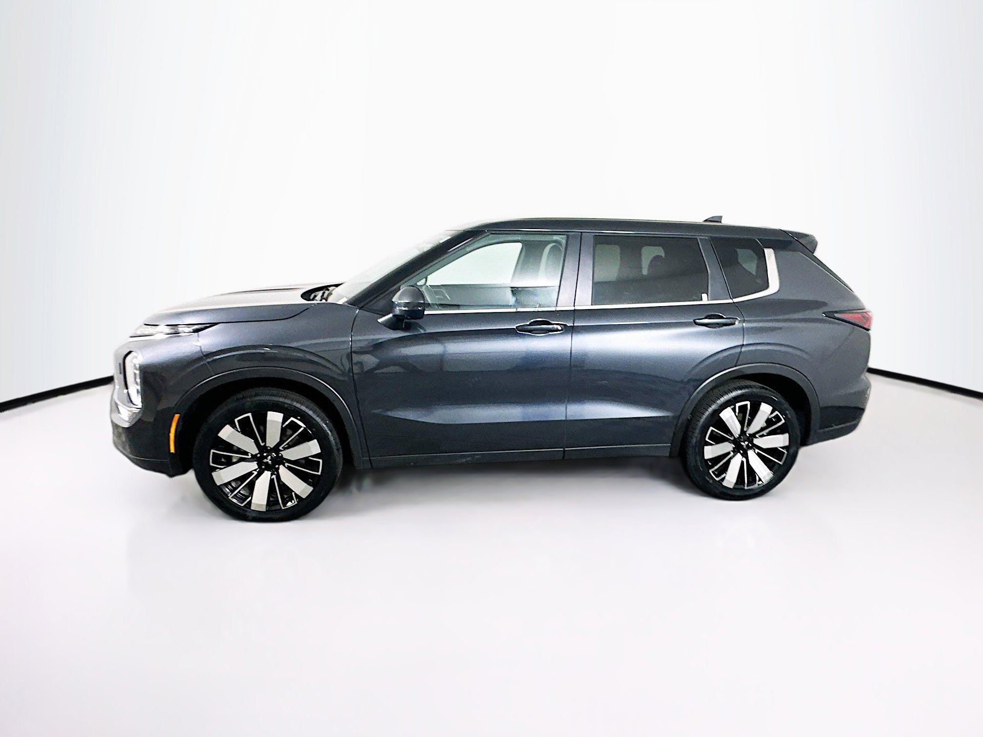 Used 2025 Mitsubishi Outlander SE image 4