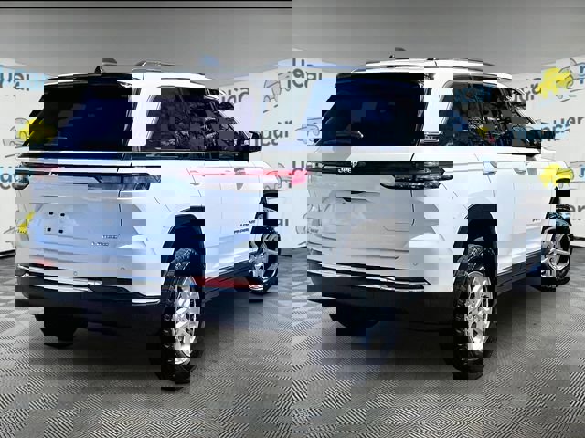 Used 2022 Jeep Grand Cherokee Laredo w/ Luxury Tech Group I AWD/4WD image 13