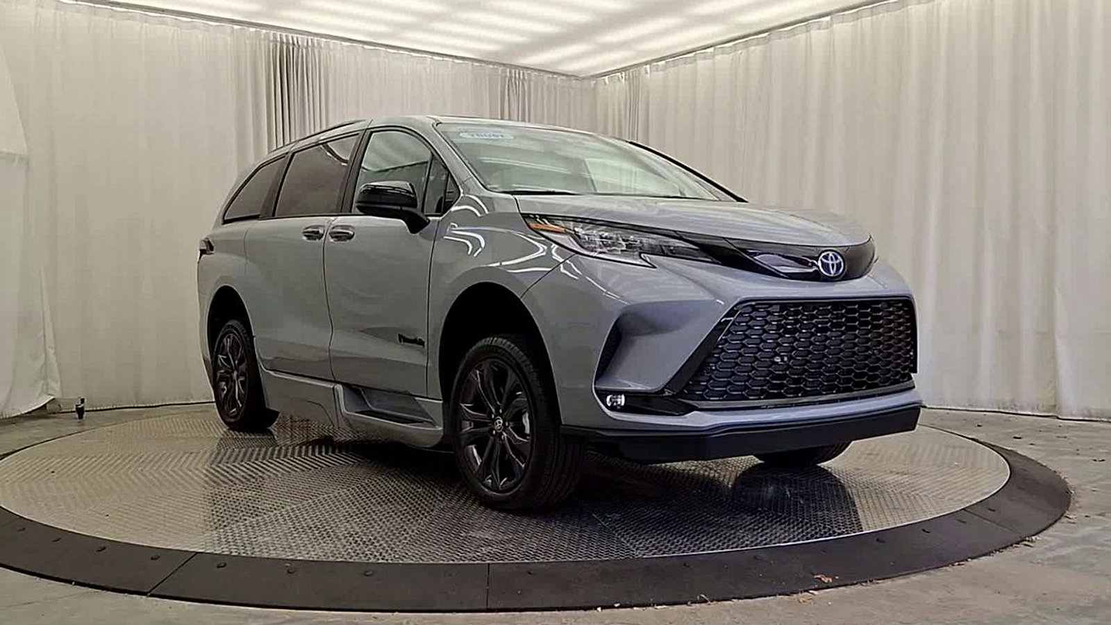 Used 2025 Toyota Sienna XSE w/ XSE Plus Package FWD image 5