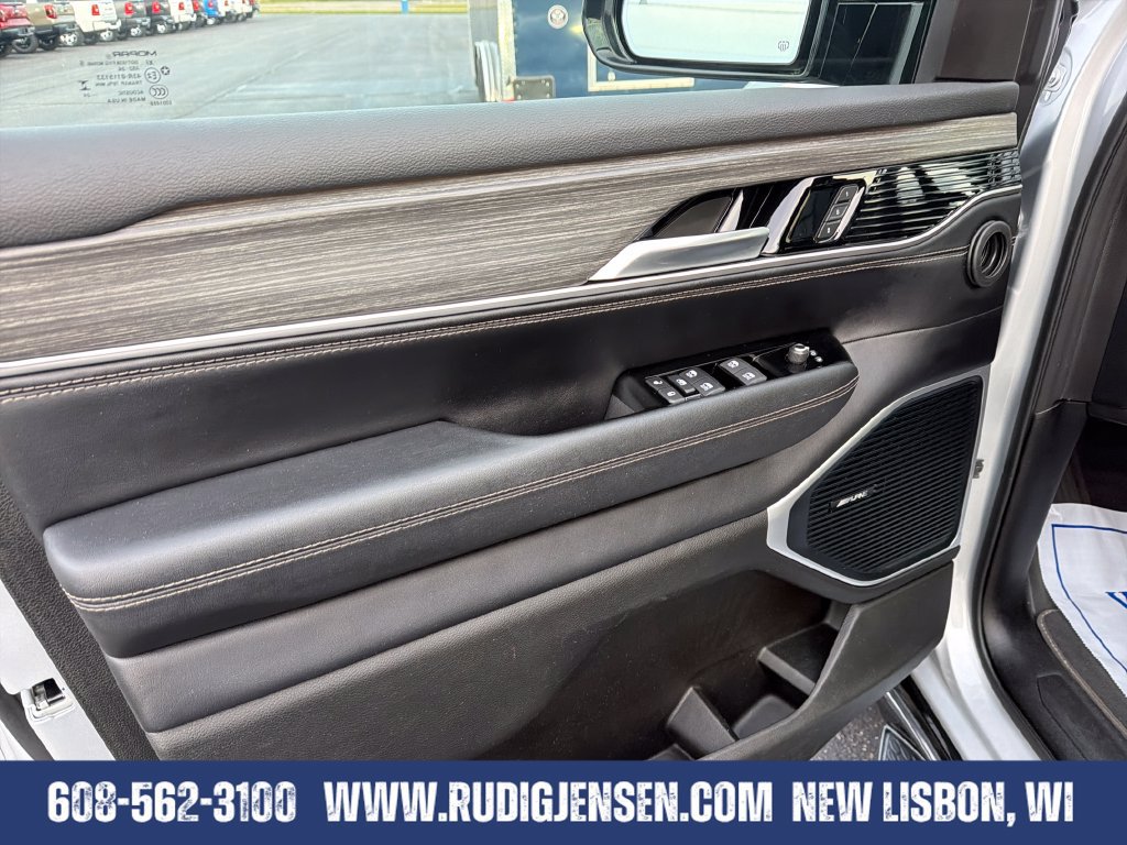 Used 2024 Jeep Wagoneer Series III AWD/4WD image 10