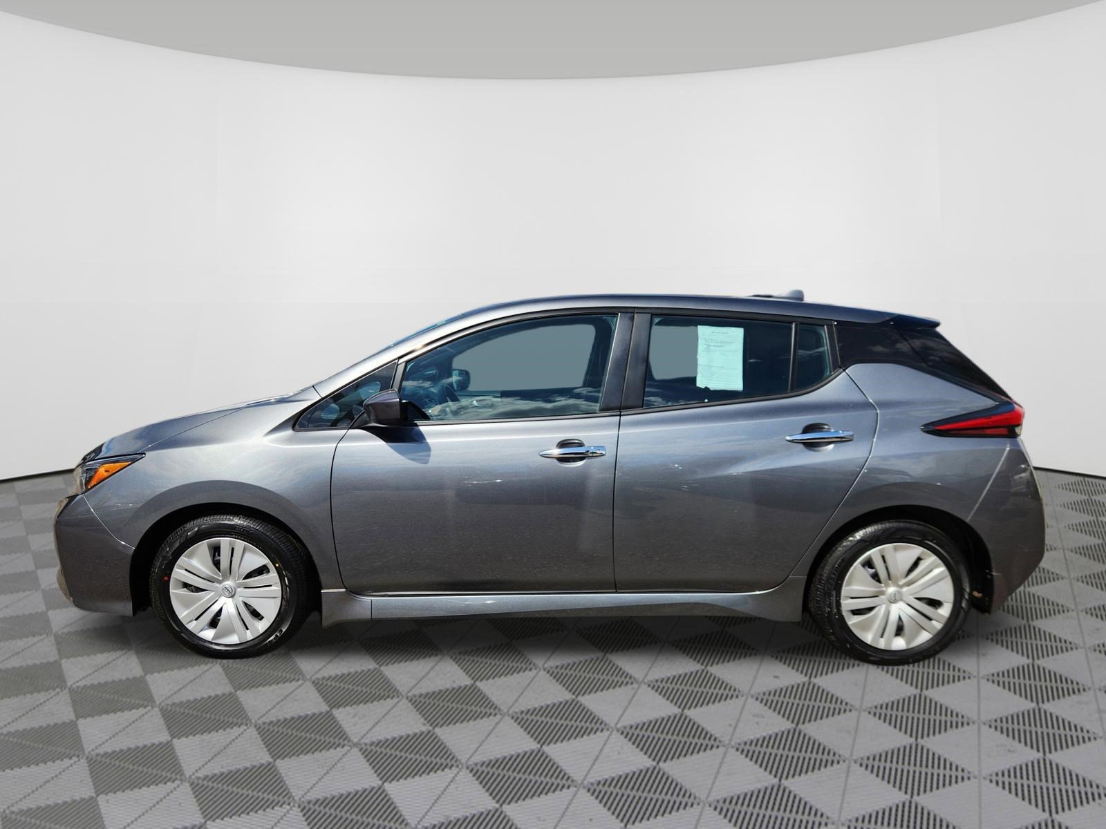 Used 2024 Nissan Leaf S image 5
