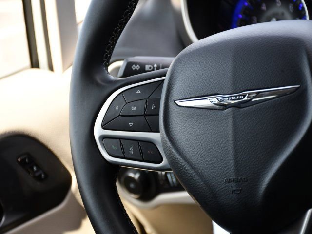 Used 2024 Chrysler Pacifica Touring-L image 21