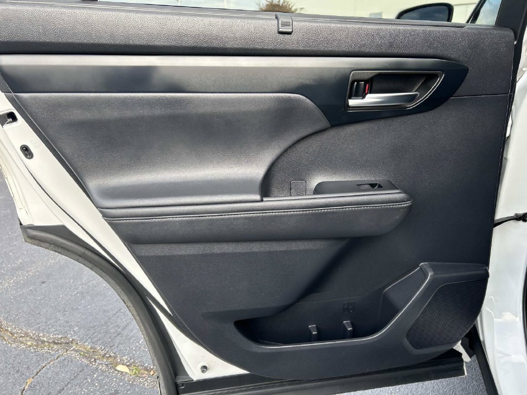 Used 2020 Toyota Highlander XLE AWD/4WD image 16
