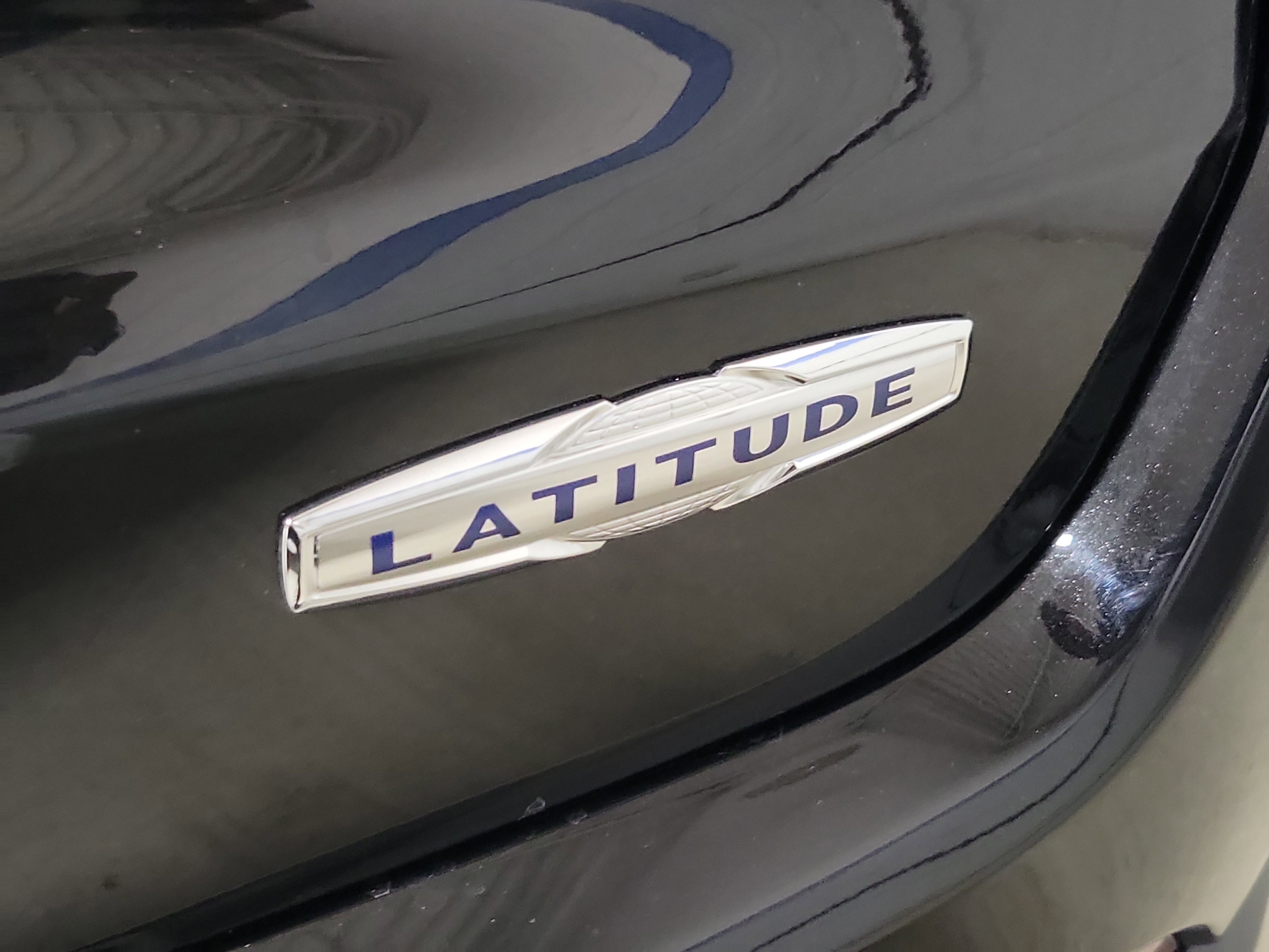 Used 2025 Jeep Compass Latitude image 9