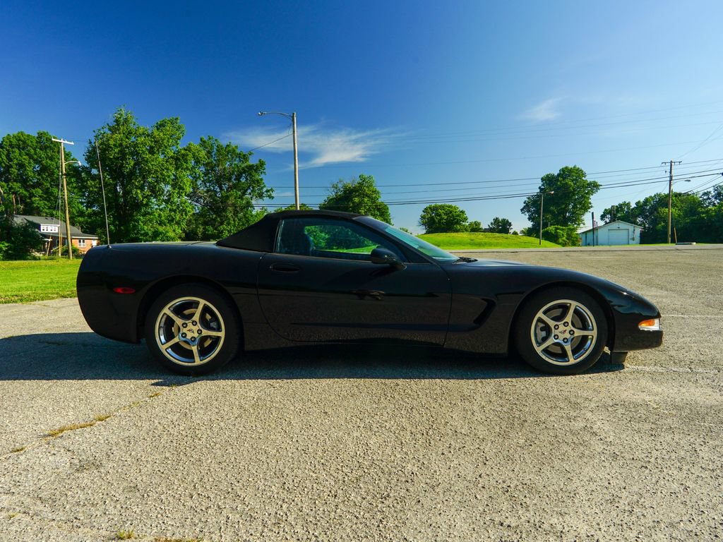 Used 2004 Chevrolet Corvette Convertible w/ Preferred Equipment Group RWD image 2