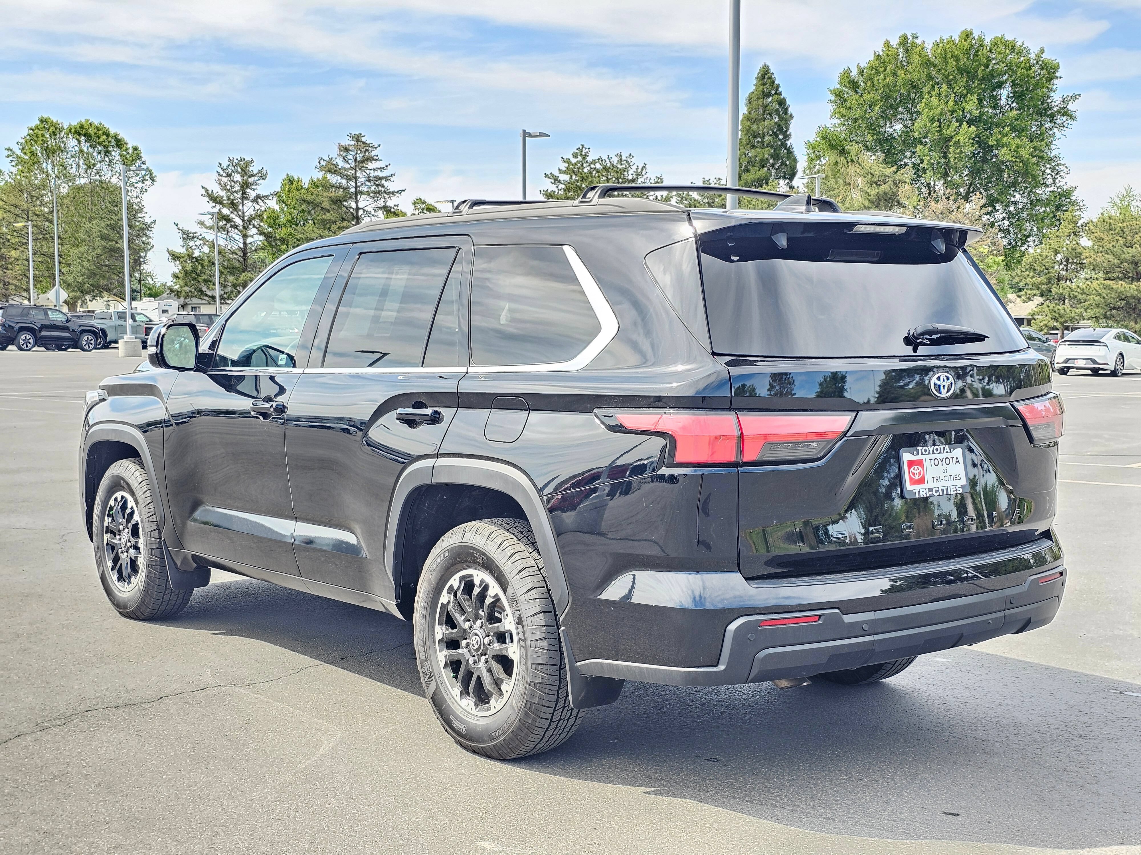 Used 2023 Toyota Sequoia SR5 w/ SR5 Premium Package AWD/4WD image 34