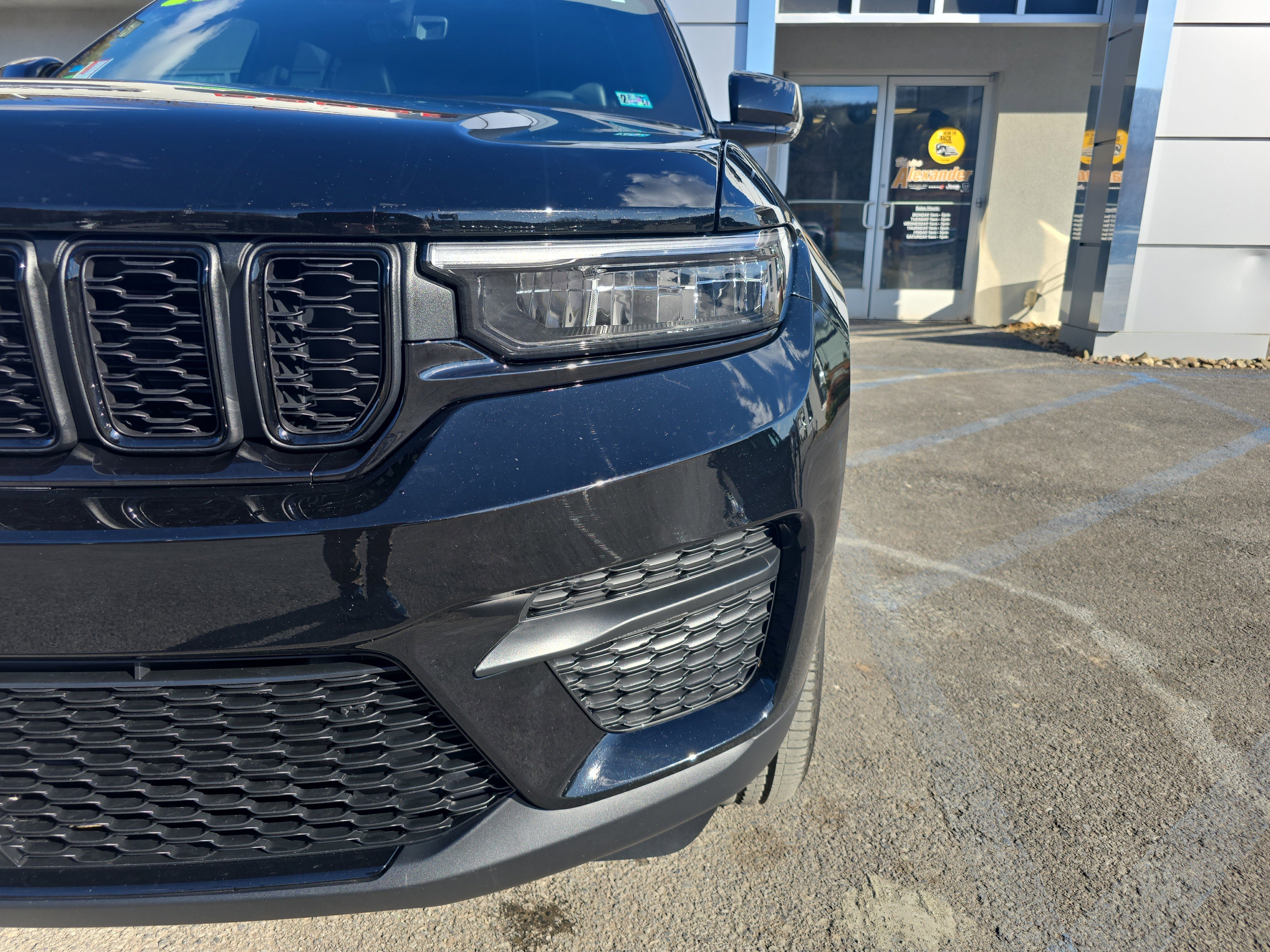 Used 2025 Jeep Grand Cherokee Altitude image 10