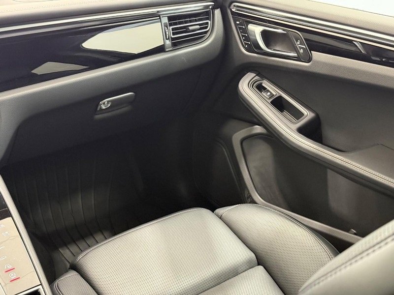 Certified 2025 Porsche Macan Turbo image 17