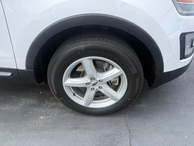 Used 2017 Ford Explorer XLT w/ Equipment Group 202A image 4