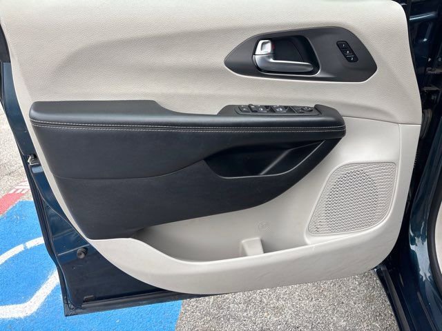 Used 2022 Chrysler Pacifica Touring-L FWD image 19