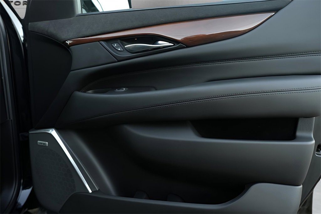 Used 2020 Cadillac Escalade ESV 4WD image 39