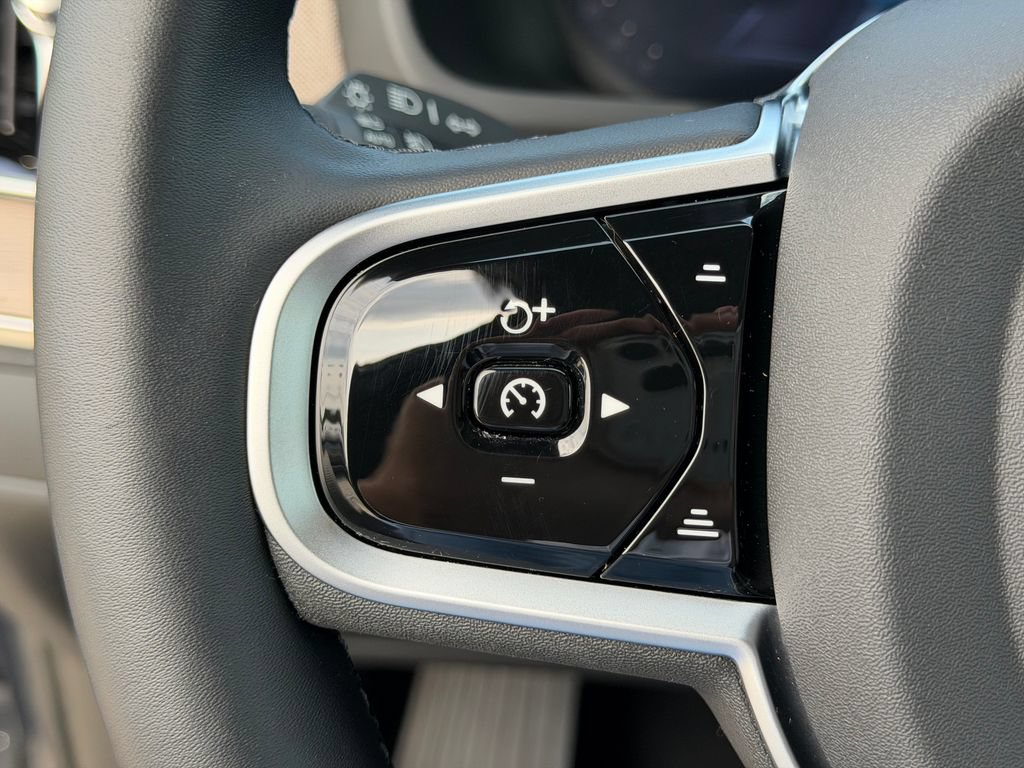 New 2026 Volvo XC90 B6 Plus w/ Protection Package Premier AWD/4WD image 18