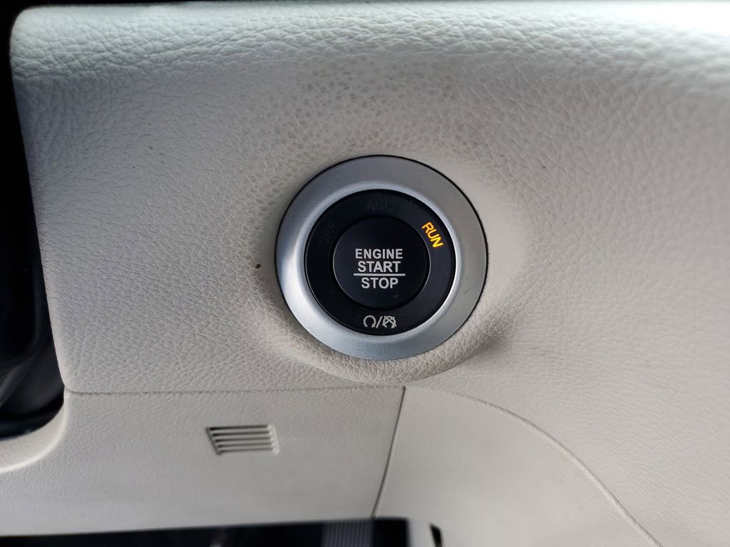 Used 2021 Chrysler Pacifica Limited w/ Uconnect Theater Family Group image 31