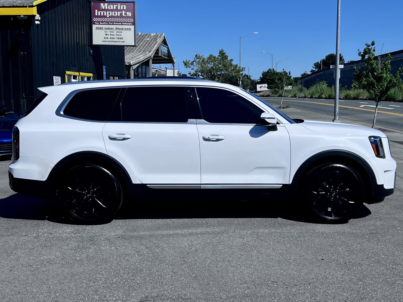 Used 2023 Kia Telluride EX w/ EX Captain's Chair Package FWD image 4