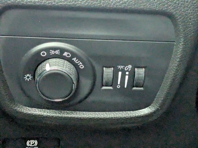 Used 2025 Jeep Grand Cherokee Laredo X RWD image 24