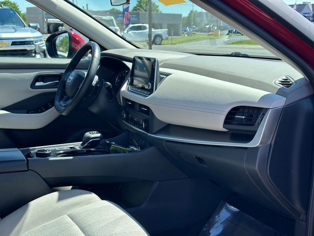 Used 2025 Nissan Rogue SV AWD/4WD image 16