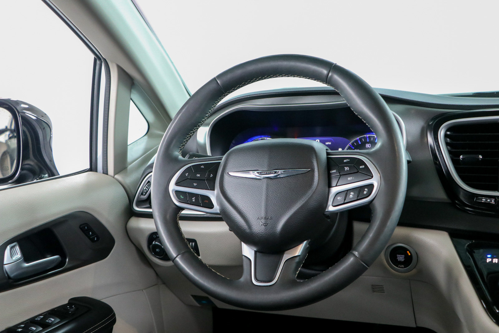 Used 2024 Chrysler Pacifica Touring-L FWD image 12