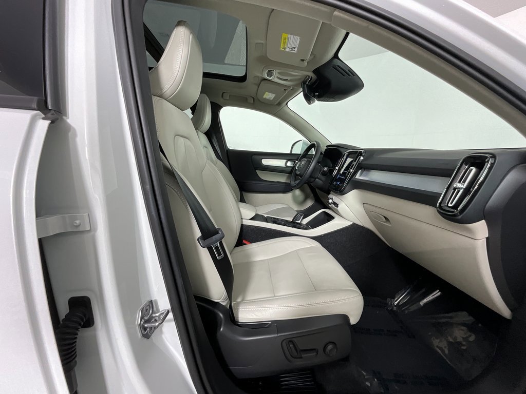 Used 2021 Volvo XC40 T5 Momentum w/ Premium Package image 20