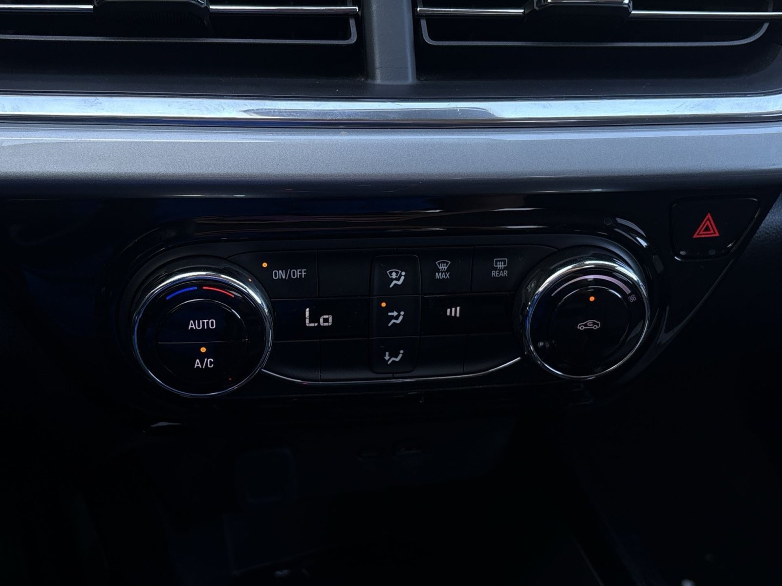 Used 2025 Chevrolet Trax LT FWD image 21