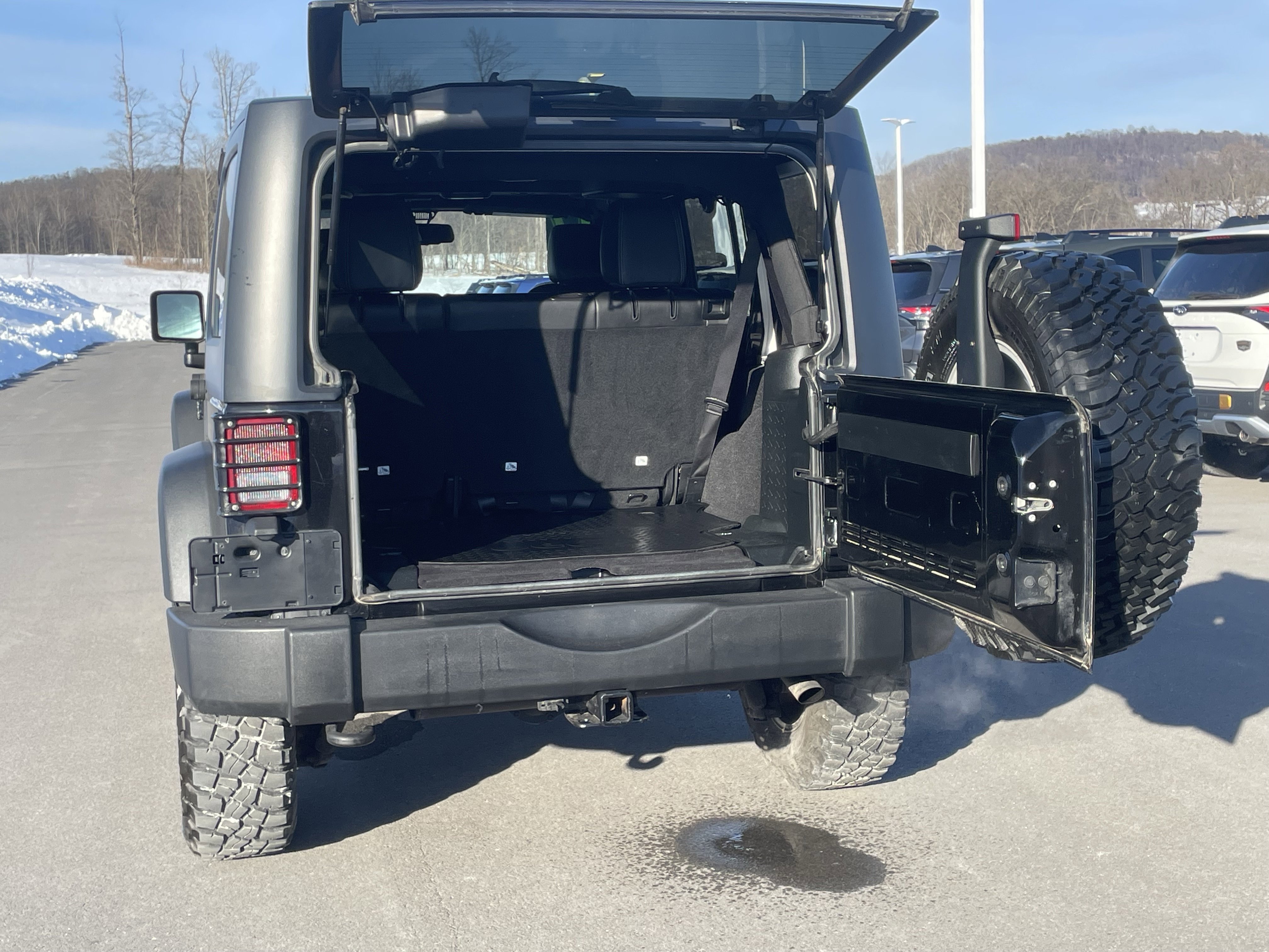Used 2017 Jeep Wrangler Unlimited Rubicon w/ Connectivity Group image 5