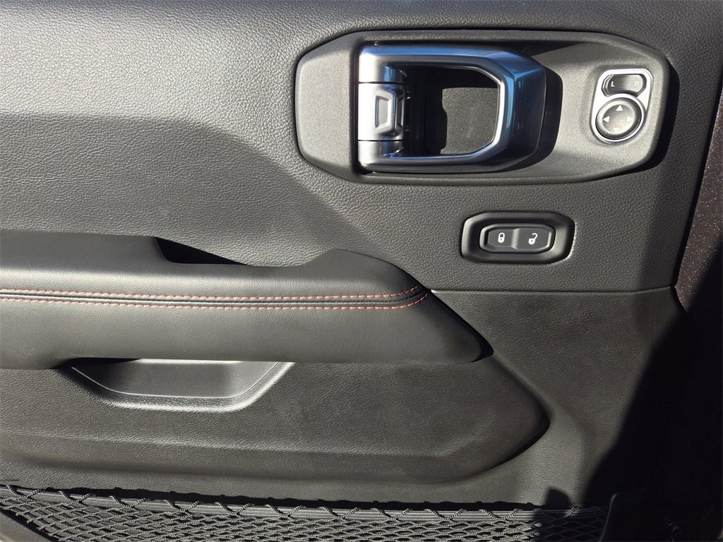 Used 2025 Jeep Wrangler Unlimited Rubicon w/ Technology Group image 24