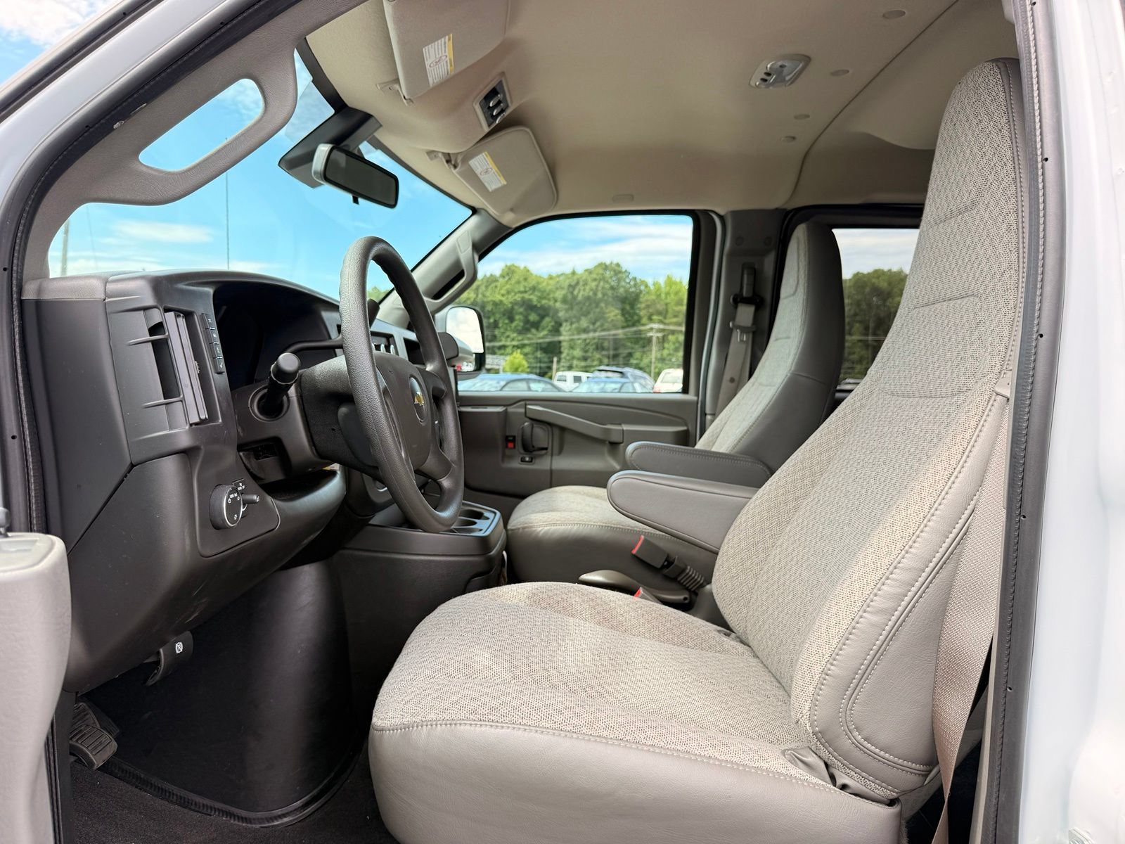 Used 2026 Chevrolet Express 3500 LT w/ LT Preferred Equipment Group RWD image 11