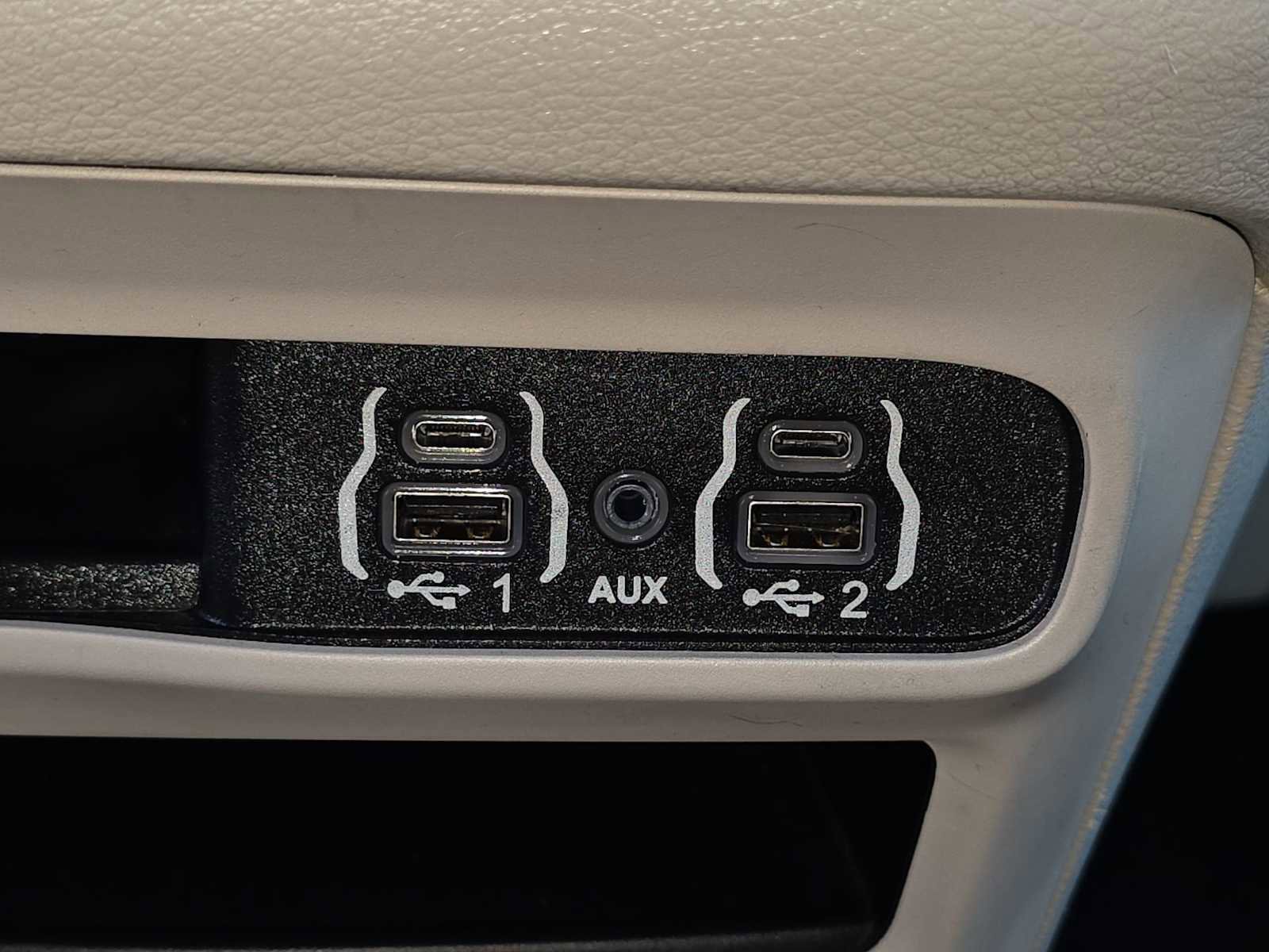 Used 2022 Chrysler Voyager LX image 28