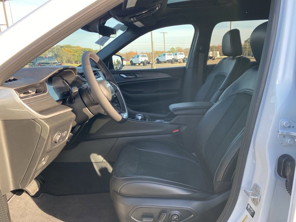 New 2025 Jeep Grand Cherokee L Altitude image 11