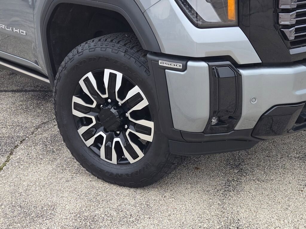 Used 2025 GMC Sierra 2500 Denali Ultimate w/ Max Trailering Package AWD/4WD image 3
