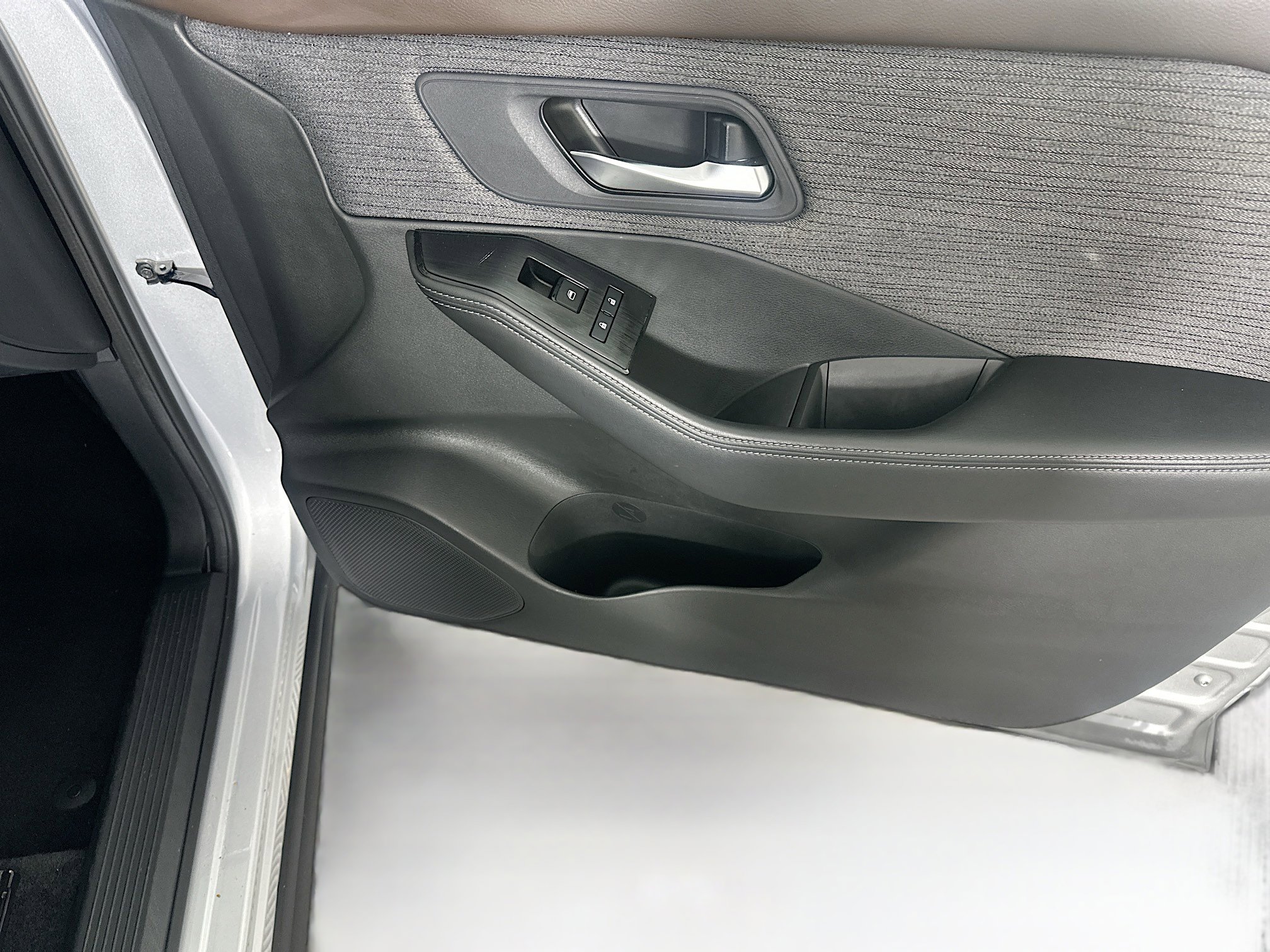 Used 2023 Nissan Rogue SV image 30