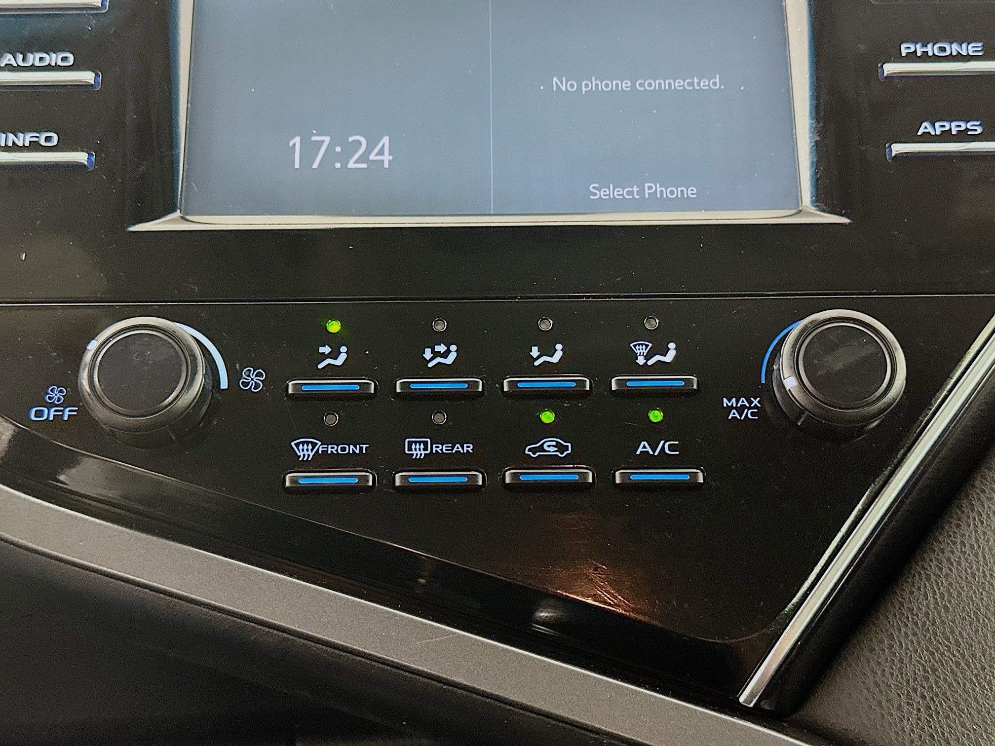 Used 2018 Toyota Camry LE image 22