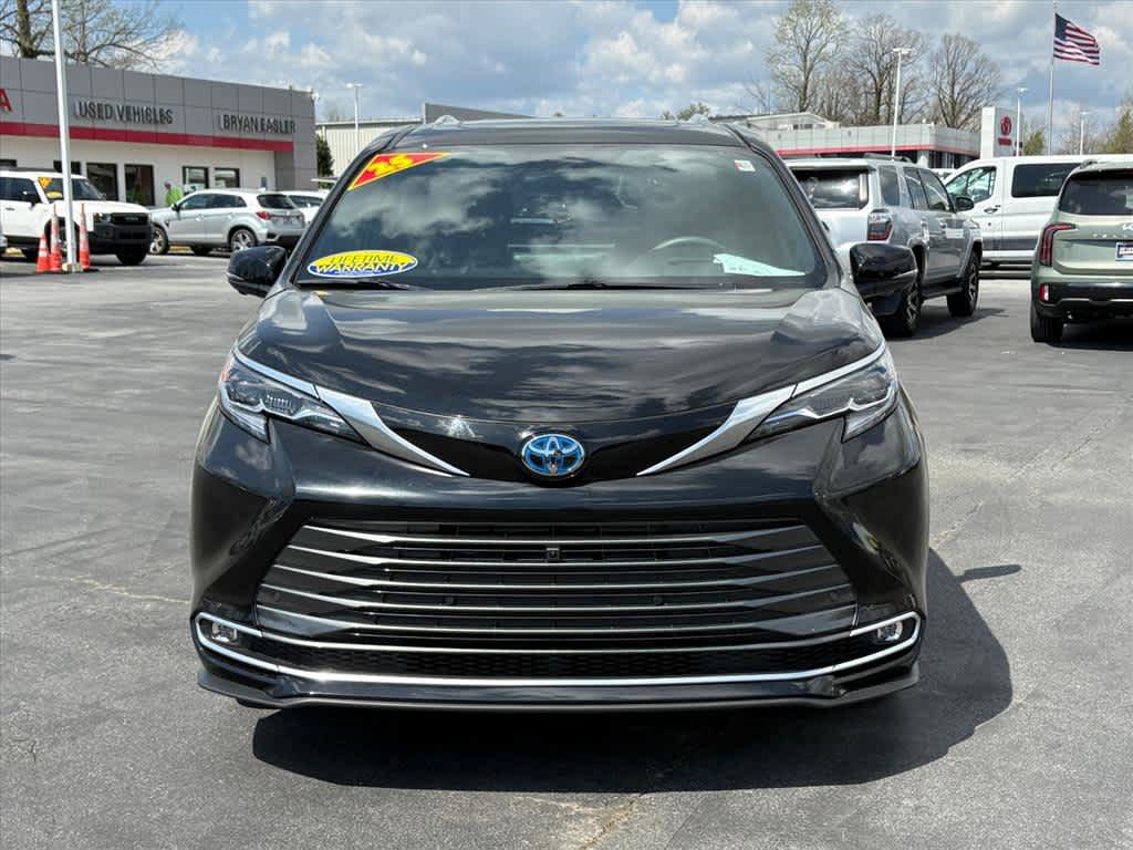Used 2025 Toyota Sienna Platinum FWD image 24
