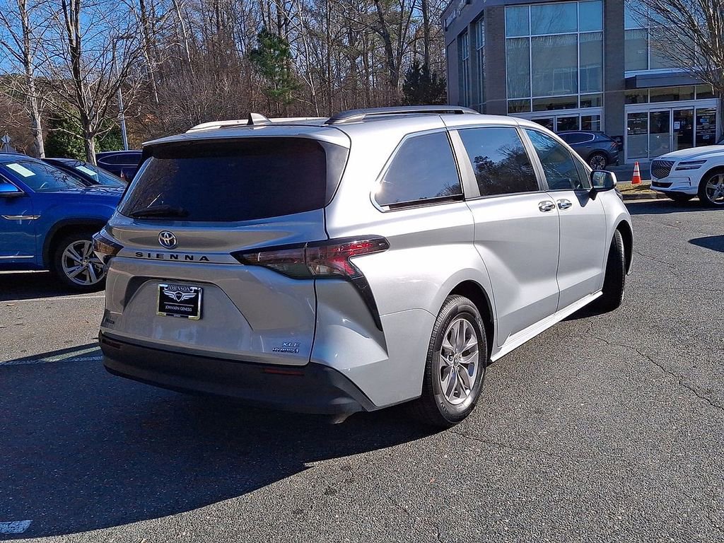 Used 2024 Toyota Sienna XLE image 25