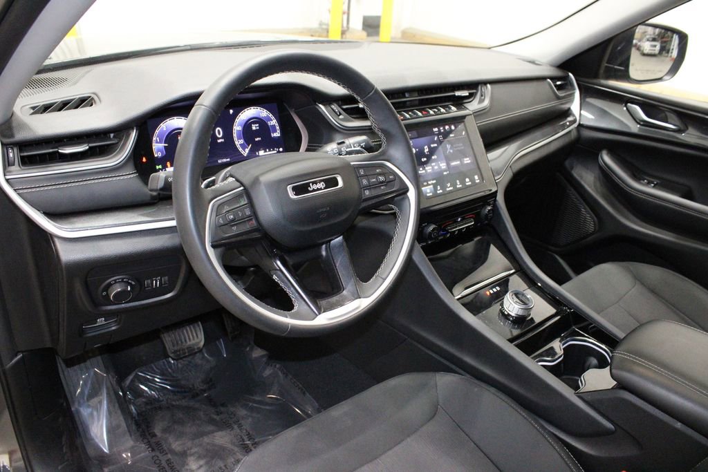 Used 2023 Jeep Grand Cherokee Laredo image 20
