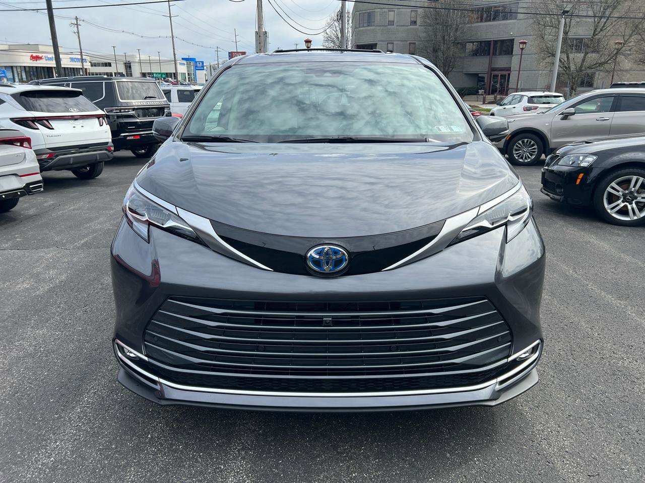 Used 2025 Toyota Sienna Platinum image 2