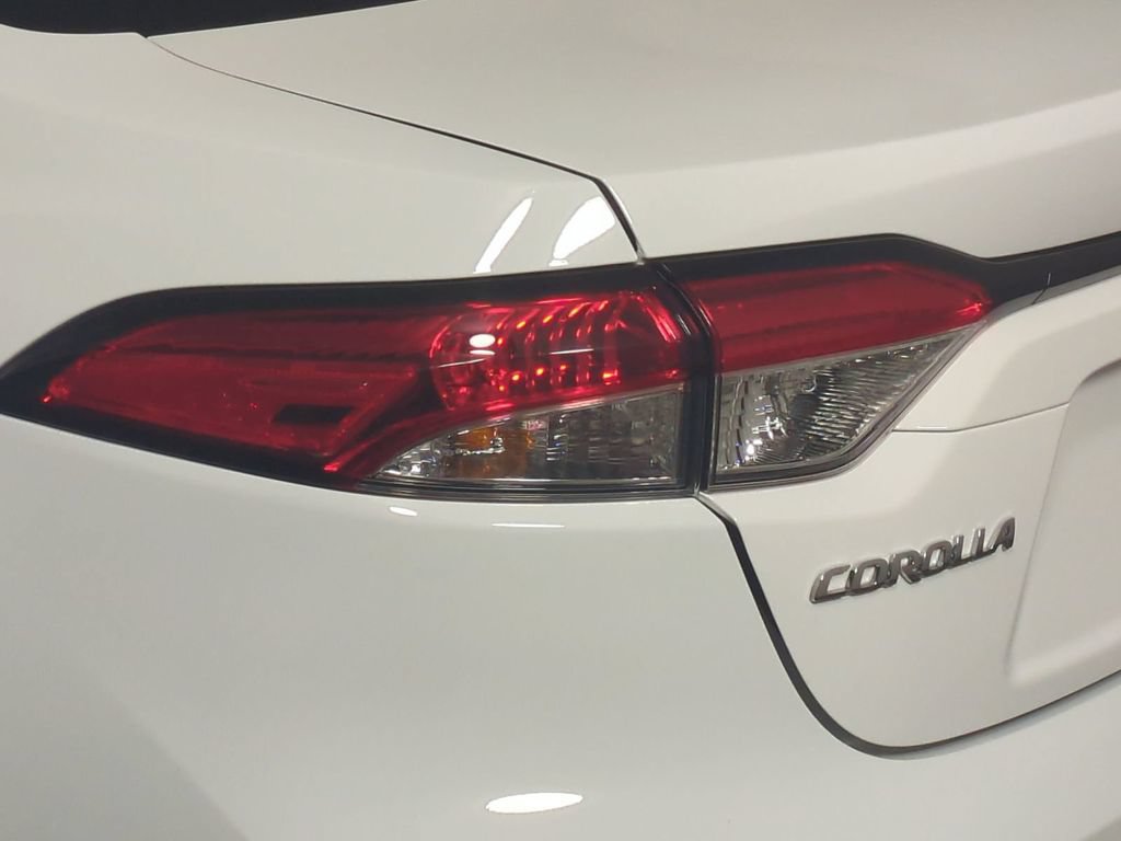 Used 2025 Toyota Corolla LE FWD image 9