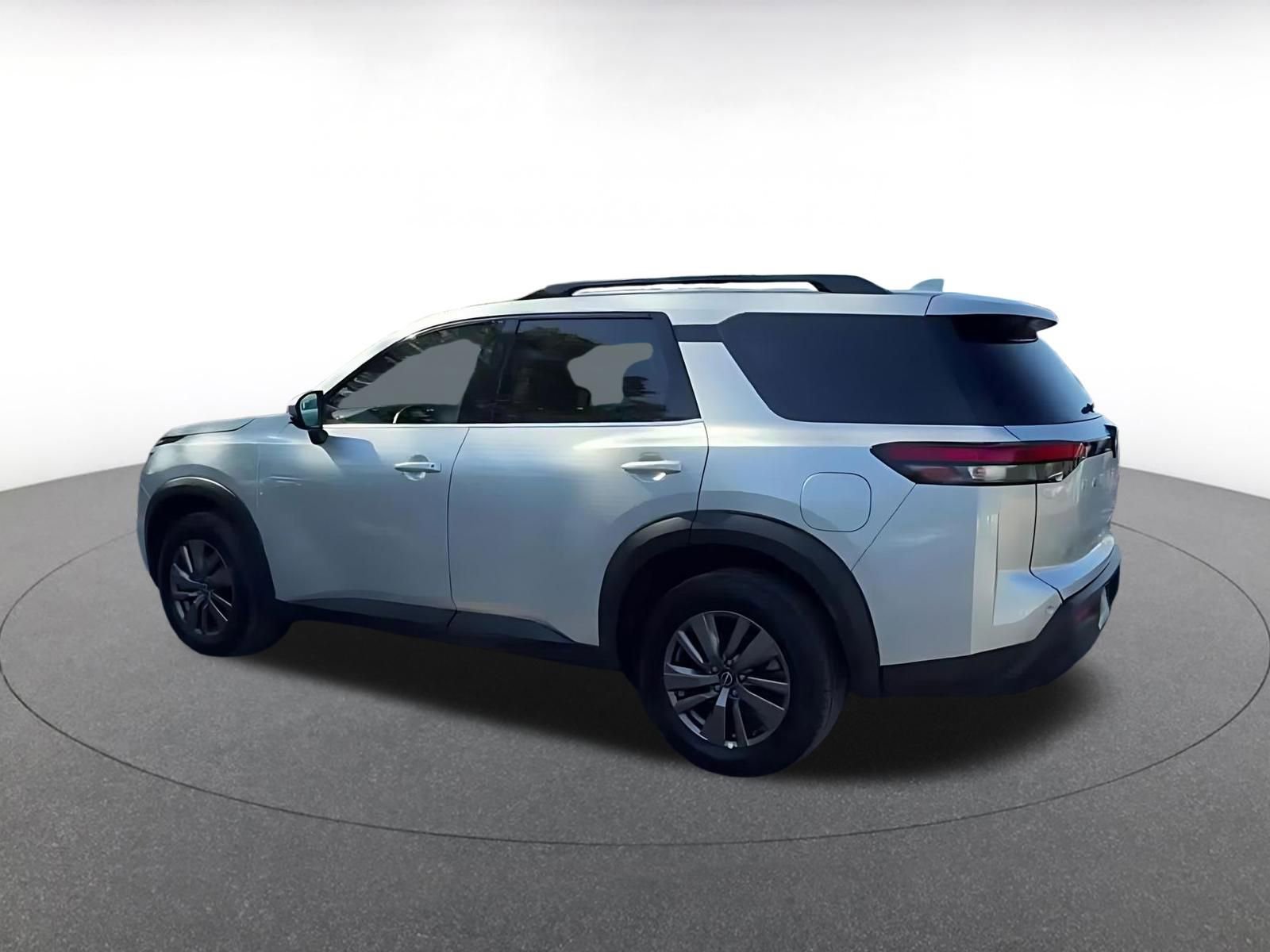 Used 2025 Nissan Pathfinder SV FWD image 10