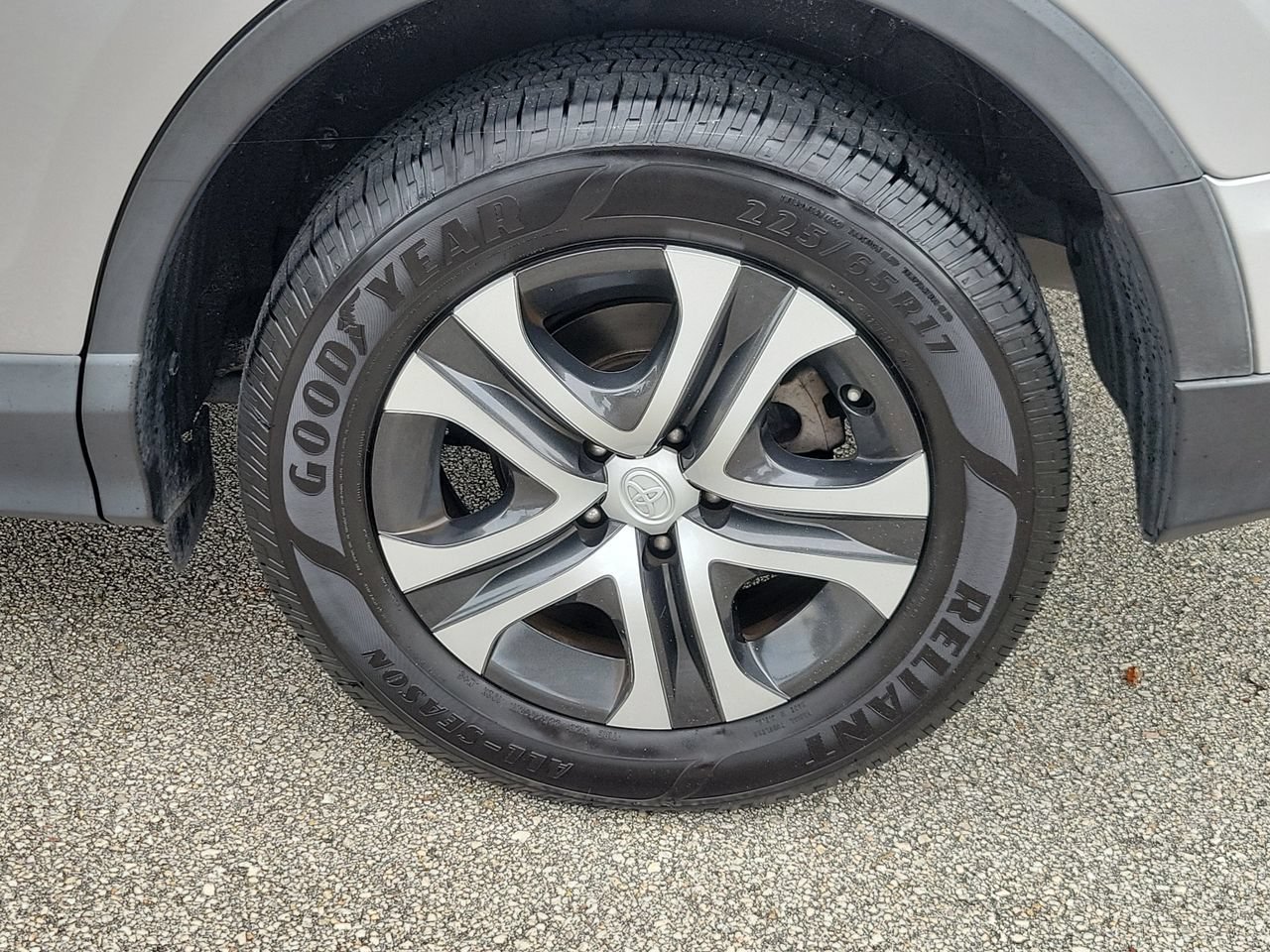 Used 2017 Toyota RAV4 LE FWD image 5
