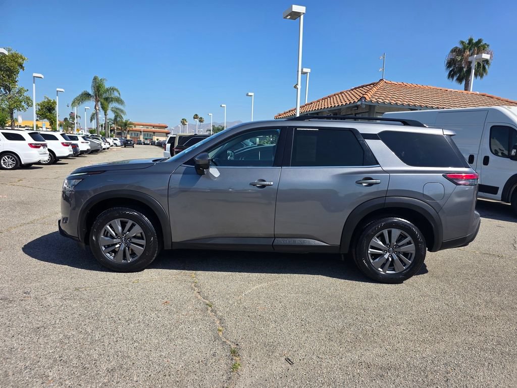 Used 2024 Nissan Pathfinder SV FWD image 9