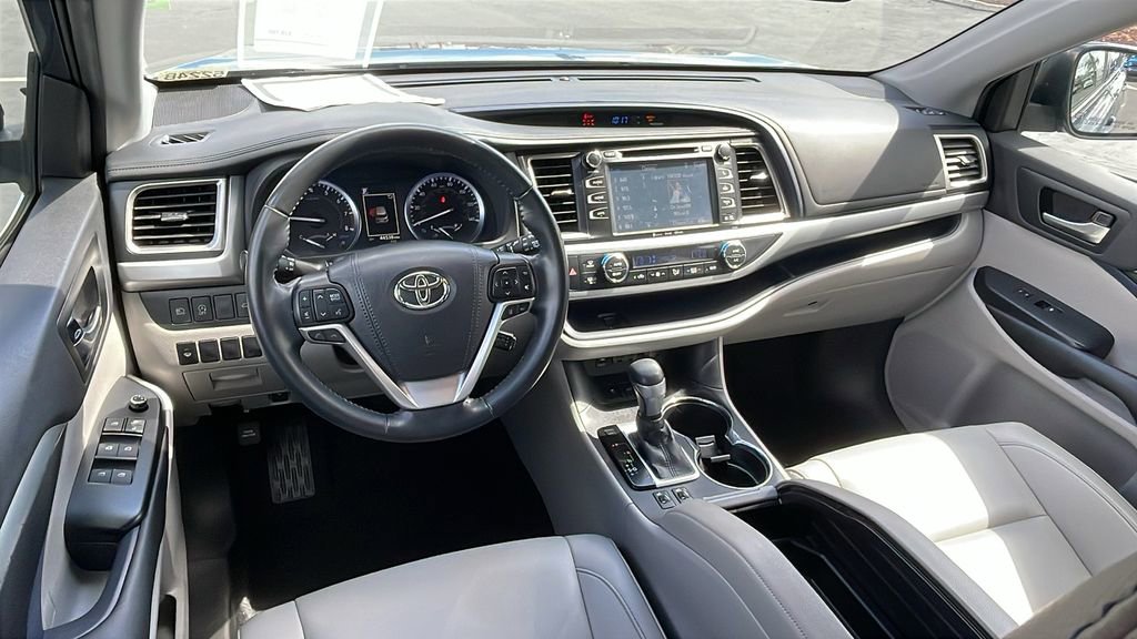 Used 2019 Toyota Highlander XLE w/ Carpet Mat Package (TMS) FWD image 14